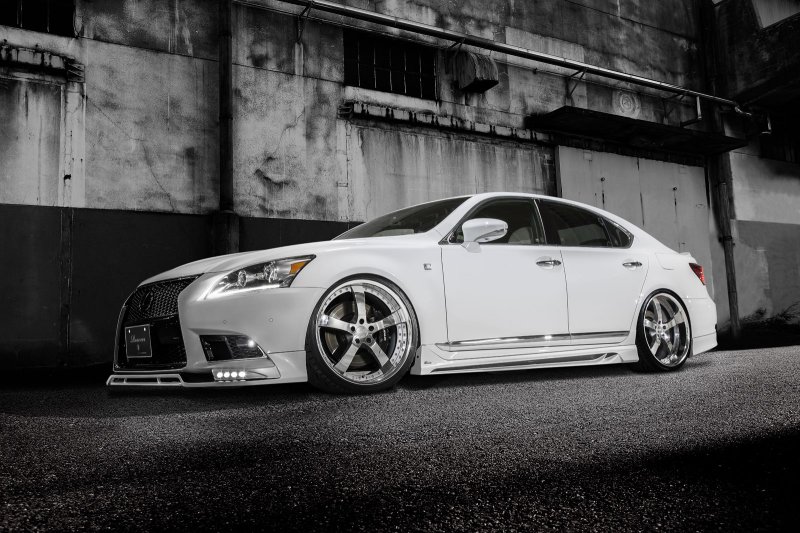 Lexus LS F-Sport в агрессивном обвесе Rowen Japan