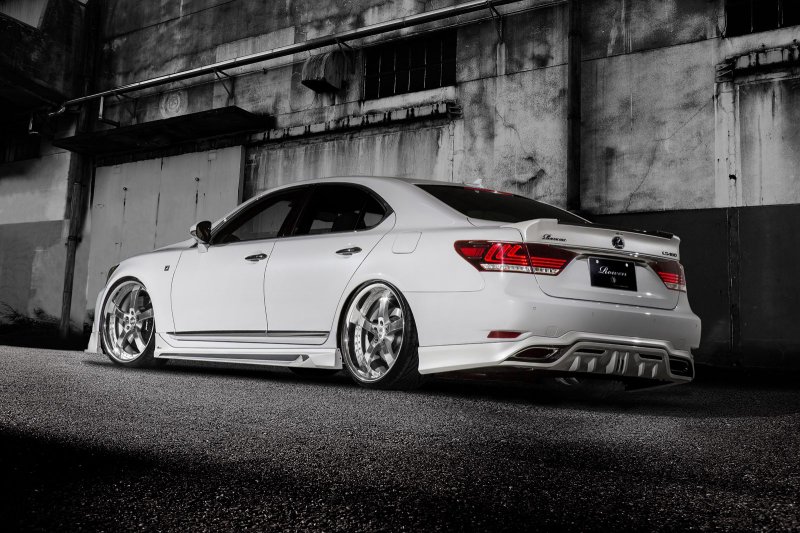 Lexus LS F-Sport в агрессивном обвесе Rowen Japan