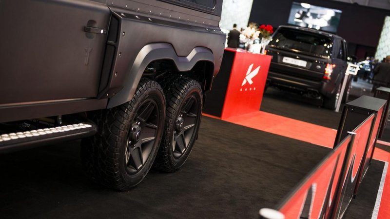 Трехосный Land Rover Defender Flying Huntsman от Kahn Design