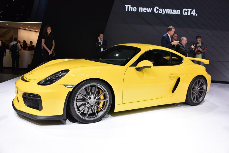 Porsche представил в Женеве Cayman GT4