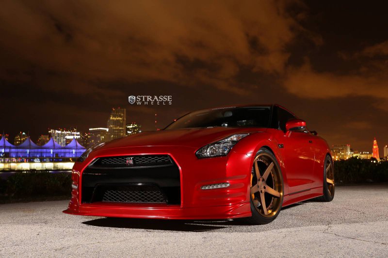 Nissan GT-R на дисках от Strasse Wheels