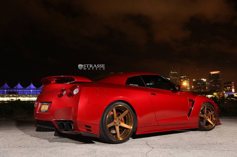 Nissan GT-R на дисках от Strasse Wheels