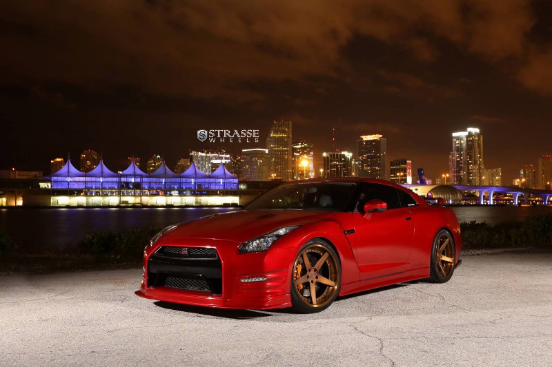 Nissan GT-R на дисках от Strasse Wheels