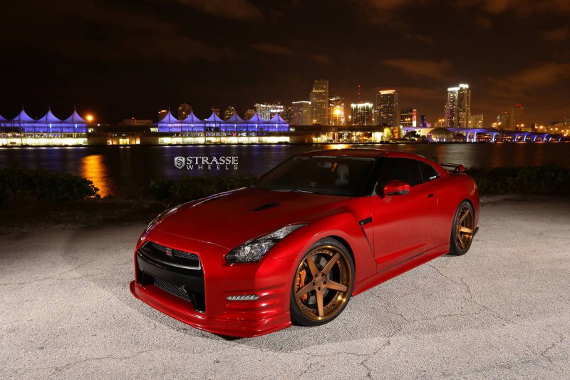 Nissan GT-R на дисках от Strasse Wheels