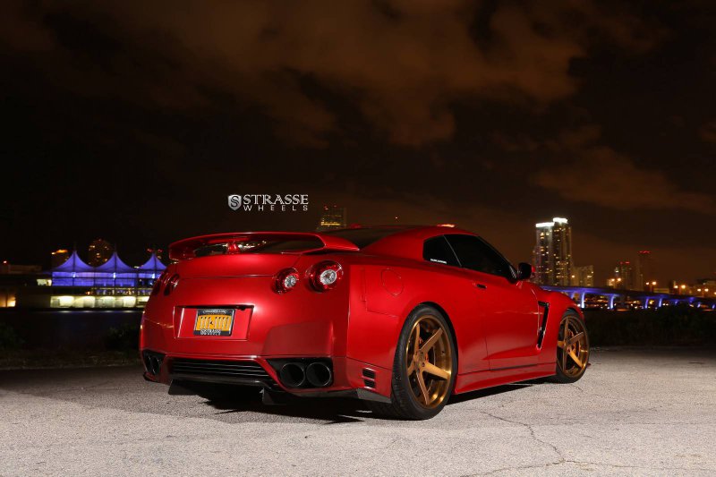 Nissan GT-R на дисках от Strasse Wheels