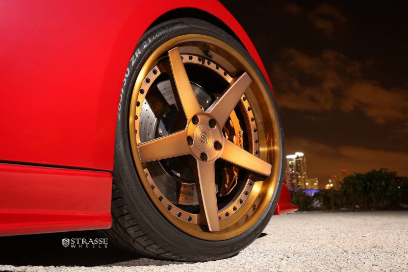 Nissan GT-R на дисках от Strasse Wheels