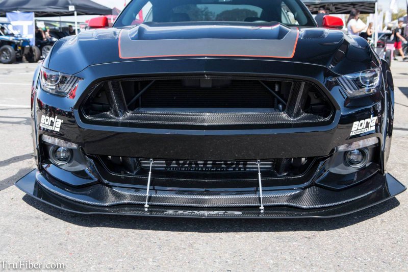 Агрессивный Ford Mustang в широком обвесе Trufiber