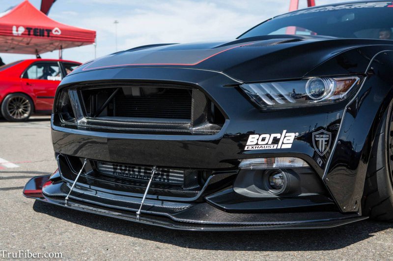 Агрессивный Ford Mustang в широком обвесе Trufiber