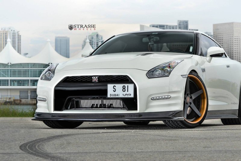 Nissan GT-R в тюнинге Alpha Performance и Strasse Wheels