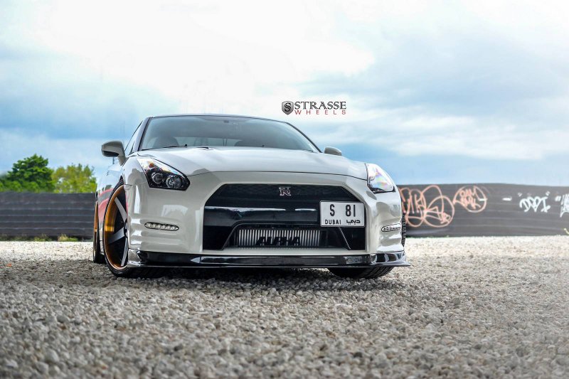 Nissan GT-R в тюнинге Alpha Performance и Strasse Wheels