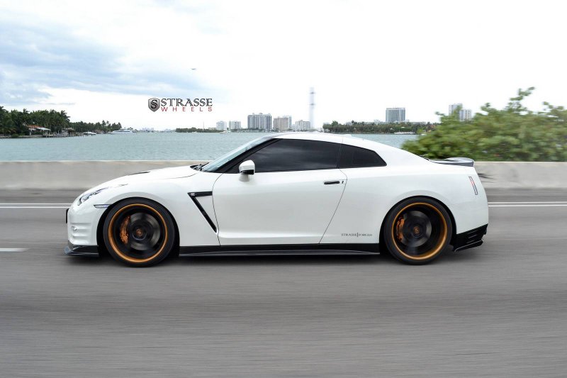 Nissan GT-R в тюнинге Alpha Performance и Strasse Wheels