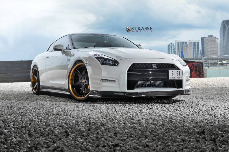 Nissan GT-R в тюнинге Alpha Performance и Strasse Wheels