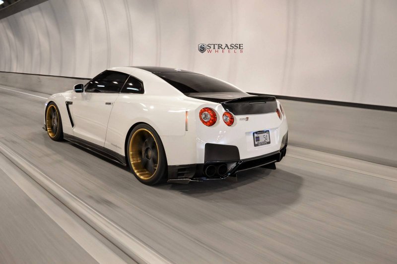 Nissan GT-R в тюнинге Alpha Performance и Strasse Wheels