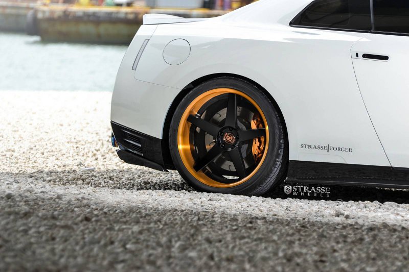 Nissan GT-R в тюнинге Alpha Performance и Strasse Wheels