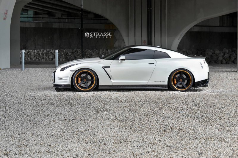 Nissan GT-R в тюнинге Alpha Performance и Strasse Wheels