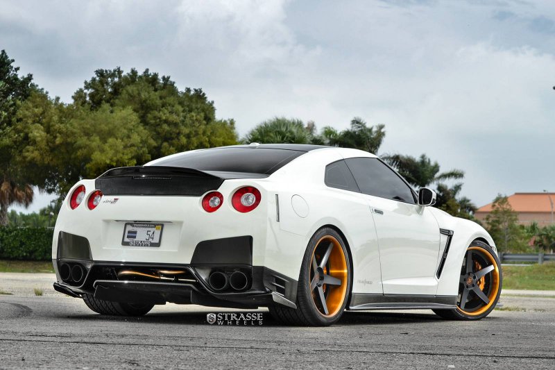 Nissan GT-R в тюнинге Alpha Performance и Strasse Wheels