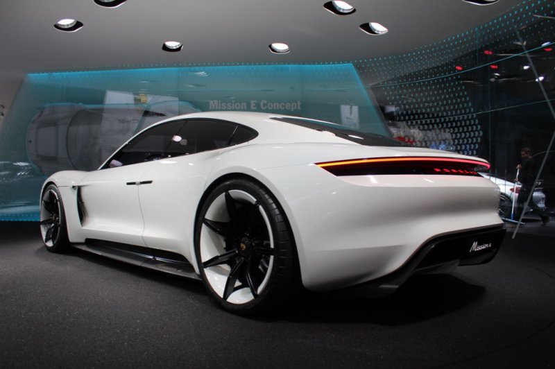 Франкфурт 2015: Porsche показал концепт Mission E