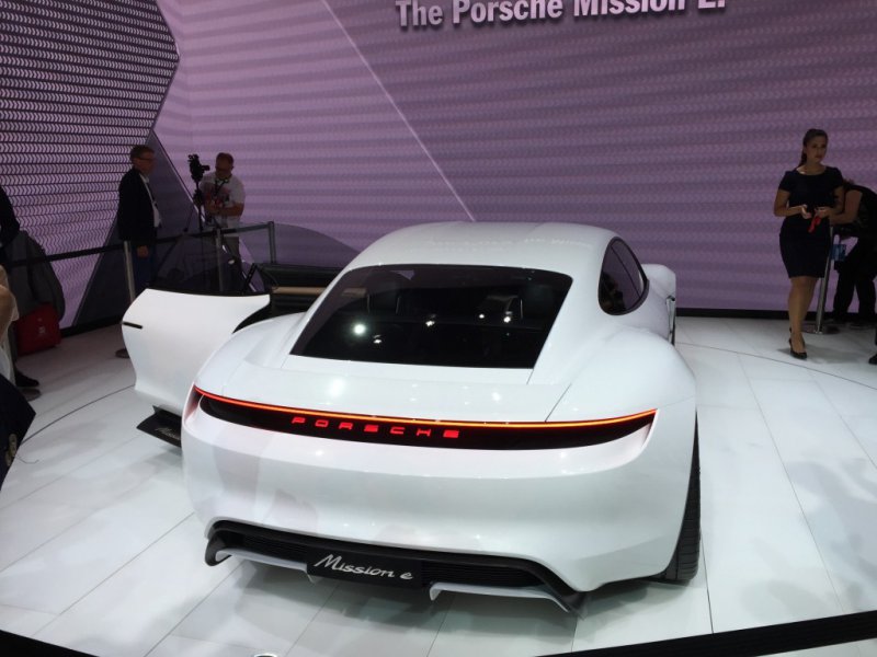 Франкфурт 2015: Porsche показал концепт Mission E