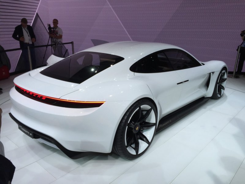 Франкфурт 2015: Porsche показал концепт Mission E
