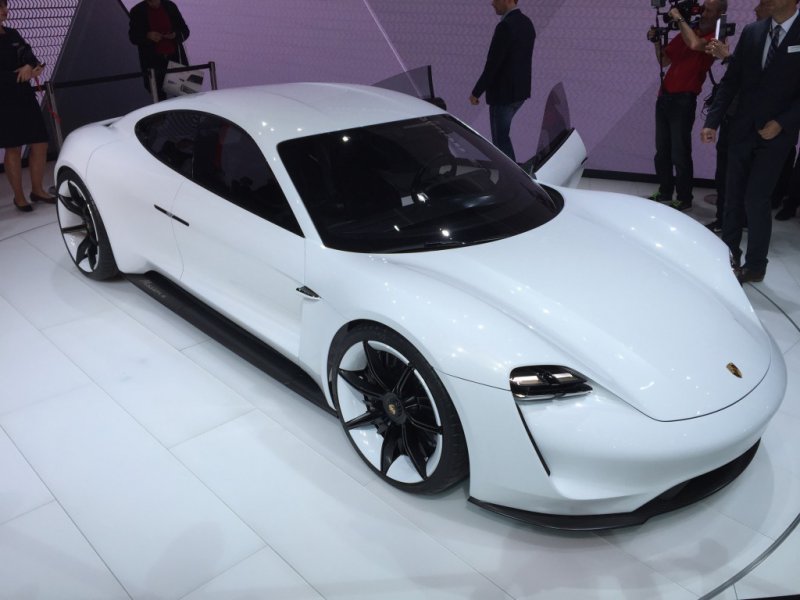 Франкфурт 2015: Porsche показал концепт Mission E