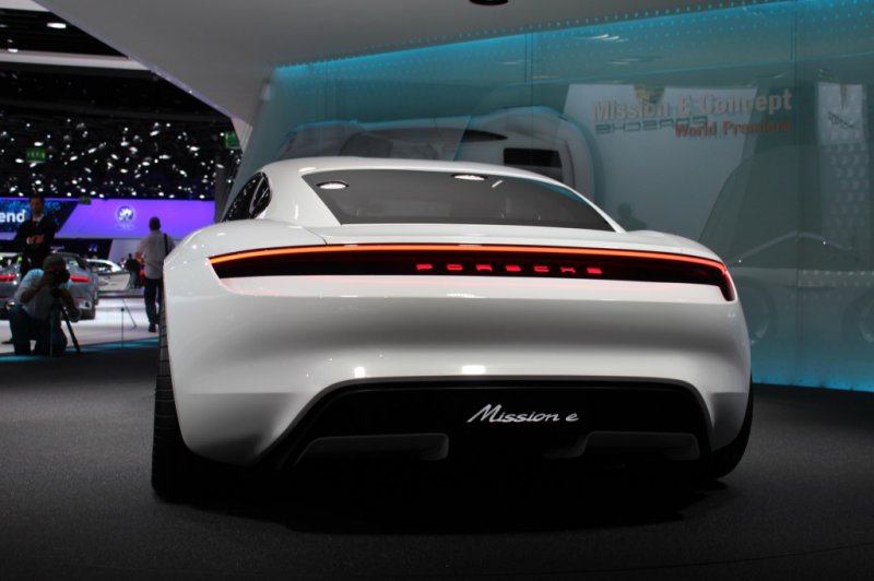 Франкфурт 2015: Porsche показал концепт Mission E