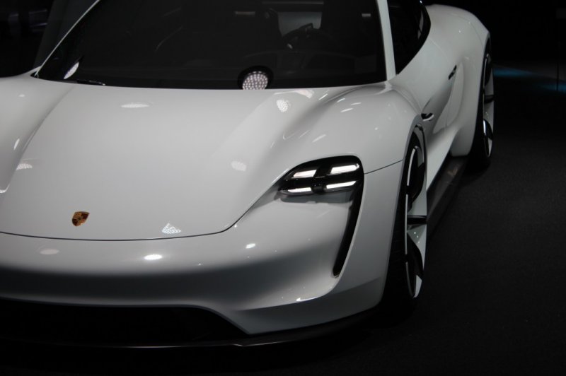 Франкфурт 2015: Porsche показал концепт Mission E