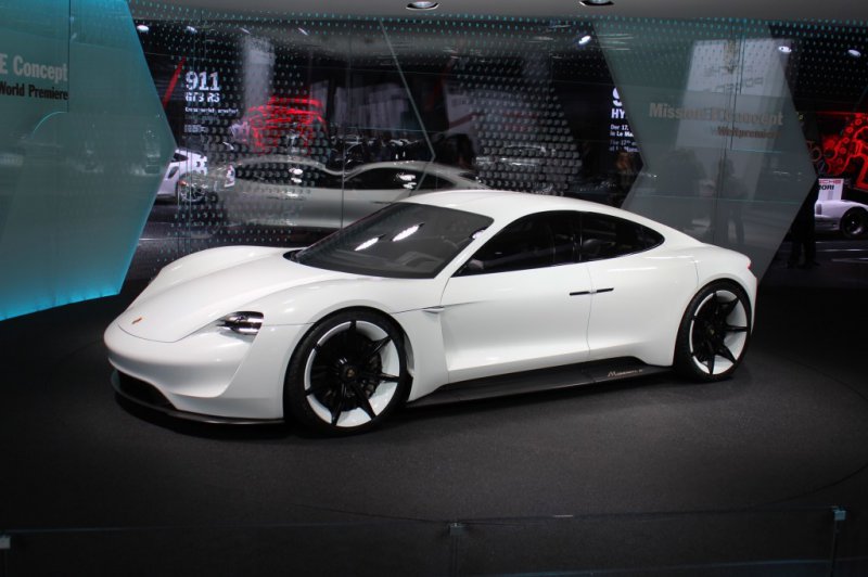 Франкфурт 2015: Porsche показал концепт Mission E