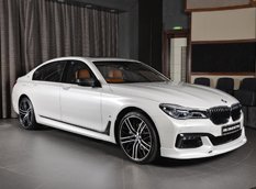 Белый BMW 740Le из автосалона в Абу-Даби